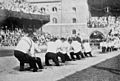 Britanniques et Suédois s'affrontant au tir à la corde, lors des Jeux de 1912.