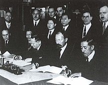 Dzierżyński (drugi od lewej, przy stole) podczas podpisywania japońsko-radzieckiej umowy handlowej w 1925
