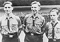 Члени Гітлер'югенду, нагороджені Хрестом Воєнних заслуг 2-го класу (ліворуч і праворуч). Посередині - нагороджений Залізним хрестом 2-го класу.