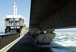 Deltawerke-Oosterschelde-Sturmflutwehr Pfeiler Laufsteg.jpg