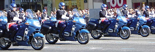Gendarmes del escuadrón motociclista del Primer Regimiento de Infantería de la Guardia Republicana desfilando el 14 de julio de 2003 en la avenida de los Campos Eliseos durante las celebraciones por el día de la toma de la Bastilla.