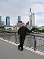 Jimmy Wales standing at the Hohlbeinsteg bridge in Frankfurt am Main, Germany, July 2005