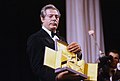 Marcello Mastroianni recibiendo la estatuilla del León de oro del Festival de Venecia.