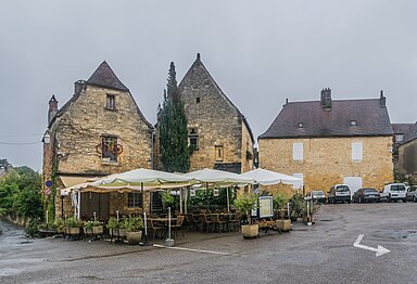 La place où se trouve la maison de Pellot et la Poste. (Domme)