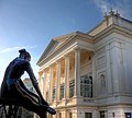 Londra - Covent Garden Royal Opera House, Bow Street cephesi, önde Ninette de Valois heykeli