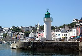 Feu de Sauzon à l'entrée du port.