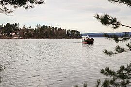 Utøya - båten over Tyrifjorden (32941593171).jpg