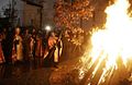 Ορθόδοξος ιερέας βάζει φωτιά στο μπάντνιακ την Παραμονή των Χριστουγέννων.