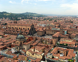 Zicht op de oude binnenstad vanaf de top van de Torre degli Asinelli