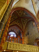 Najstarejši oboki so nad glavnimi orglami na zahodu.