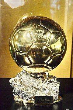 הפרס מ-2012 אשר ניתן לכדורגלן ליונל מסי, אצטדיון קאמפ נואו, ברצלונה, קטלוניה, ספרד