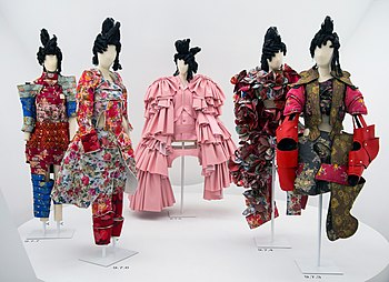 Modely japonské oděvní společnosti Comme des Garçons od návrhářky Rei Kawakubové na výstavě v newyorském Metropolitním muzeu umění