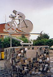 Photo d'un monument rédigé en l'honneur d'Indurain.