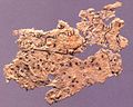 Fragment starodavnega kitajskega papirnatega zemljevida s črnim črnilom, najdenega na prsih osebe, ki je bila v grobnici 5 v Fangmatanu v Gansuju na Kitajskem leta 1986, iz zgodnjega Zahodnega Hana, 2. stoletje pr. n. št., 5,6 cm × 2,6 cm (2,2 in × 1,0 v).