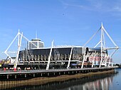 vue de l'extérieur du stade situé en bord de rivière.