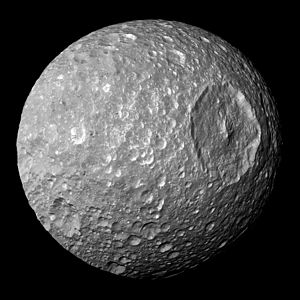 Mimas, Satürn'ün William Herschel tarafından 1789 yılında keşfedilen uydusudur. Diğer bir adı da Satürn I olan uydu, Güneş Sistemi'ndeki diğer uydularla kıyaslandığında çapının büyüklüğü açısından yirminci sırada yer alır. (Üreten: NASA)