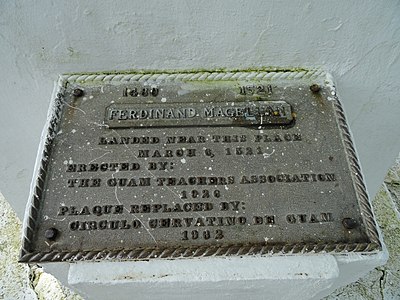 Placa del monumento conmemorativo de la llegada de Magallanes a Guam.