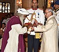 Sadhguru vastaanottaa Padma Vibhushan -mitalin presidentti Pranab Mukherjeelta 13. huhtikuuta 2017.