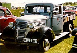 Грузавік Chevrolet Commercial 1930-х з кабінай староньняга вытворцы.