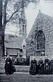 Vieilles femmes devant l'église Saint-Nicaise au début du XXe siècle (carte postale Villard).