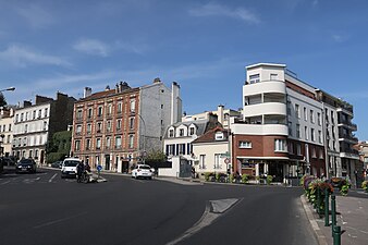 Au croisement avec la rue Carnot.