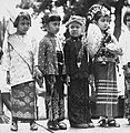 Anak-anak berpakaian adat daerah, umumnya digunakan untuk mengekspresikan keanekaragaman Indonesia.