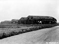 Les hangars après un bombardement.