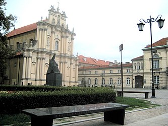 La panchina "Varsavia di Chopin" vicino alla chiesa carmelitana.