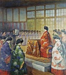 聖徳記念絵画館壁画『華族女学校行啓』（跡見泰筆、常磐会奉納）明治18年（1885年）11月13日に華族女学校を行啓した際の美子皇后（壇上）。いまだ和装である。答辞を朗読している男性は校長谷干城、窓際の黄緑色の和装の女性は学校幹事下田歌子[13]。