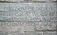 1997년 워싱턴 D. C.에서 헌정된 프랭클린 델러노 루스벨트 기념관에 있는 "네 가지 자유"의 조각.