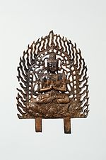 Silla unificada. Una de las diez placas de Buda excavadas en Wolji, Gyeongju. Dos puntales de diferentes longitudes se extienden desde la parte inferior del pedestal, lo que indica que la placa alguna vez estuvo fijada en algo.