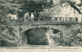 Une scène pittoresque : le vieux pont du Château de Maison-Rouge à Franceville.