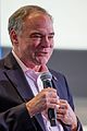 Tim Kaine, sénateur junior de l'État, également démocrate.