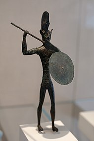 Statuette en bronze d'un soldat avec une lance, un casque à crête et un bouclier.