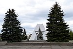 Пам’ятник на честь радянських воїнів, партизанів, підпільників, воїнів-земляків та активу району (біля будинку культури)