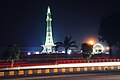 Minar-e-Pakistan di notte