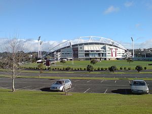 Die Ostseite des North Harbour Stadiums mit der Haupttribüne