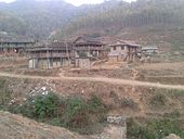 Rakennuksia ja metsältä raivattuja, pengerrettyjä peltoja, Sindhulin piirikunta.
