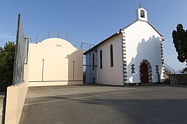 L'église Saint-Jean-Baptiste d'Amendeuix et le fronton.