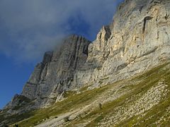 Vue des falaises au pied du col des Deux Sœurs