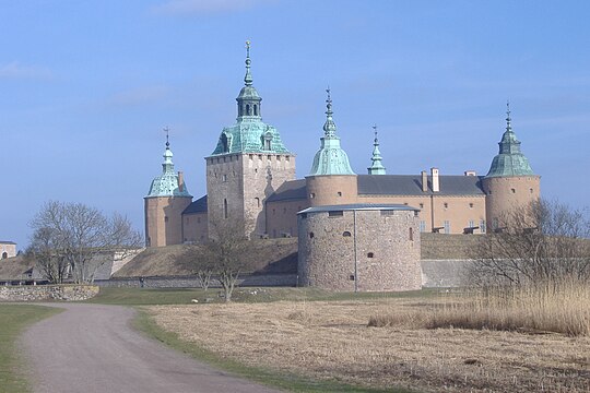 Kalmar slott är byggt på 1100-talet, medan de runda hörntornen byggdes 1535.