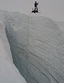 Medição da camada de neve numa crevasse no Glaciar Easton