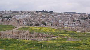 Kota Romawi Gerasa dan Jerash modern (di latar belakang).