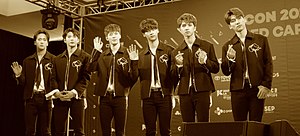 VIXX di Karpet Merah KCON LA 2017 Dari kiri ke kanan: Ravi, Leo, Hongbin (mantan anggota), N, Ken, and Hyuk