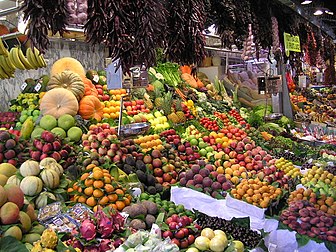 Étal de fruits méditerranéens, sur le marché de La Boquería à Barcelone (Espagne). (définition réelle 1 280 × 960*)