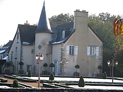 Le manoir de Bourgchevreuil, au centre de la commune.