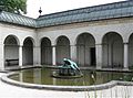 Narzissbrunnen im Innenhof