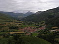 Vilaĝo Carmona (municipo Cabuérniga), vidite de la observejo La Vueltuca.