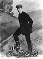 Roller Skates 1910. Steigen treibt über Seilspule an.