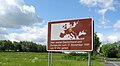 Der Kolonnenweg überquert inmitten einer Wiesenlandschaft eine Straße vom Bayerischen ins sächsische Vogtland.